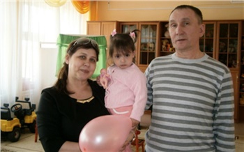 «Они сразу назвали нас мама и папа»: как семья из Красноярска усыновила четырех детей