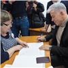Певец Олег Газманов проголосовал на выборах президента в красноярской школе