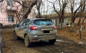 В Красноярске запретили парковаться на газонах. Как составить жалобу на нарушителя и куда ее отправить?