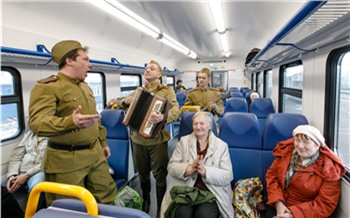 «Люди плакали и подпевали»: красноярские железнодорожники устроили для пассажиров музыкальное поздравление в электричке