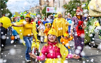 «Дяди, дайте нам пройти!»: лучшие фото детского карнавала в Красноярске за последние 5 лет