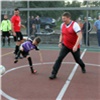 Мэр Красноярска сыграл в футбол с детьми на новой спортплощадке. Его команда не победила