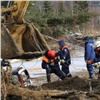 Спасатели построили дамбы на реках, чтобы продолжить поиски пропавших рабочих в Курагинском районе (видео)