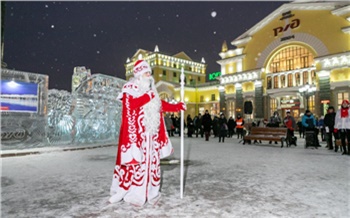 «Лёд, огни и Дед Мороз»: у железнодорожного вокзала Красноярска открылась зимняя арт-галерея