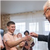 Александр Усс вручил многодетной семье из Красноярска ключи от ГАЗели