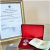 Погибшего во время взрывов в Каменке пожарного посмертно наградили медалью «За отвагу» 
