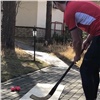 «Пока более 50 % попаданий»: хоккеист Сергей Ломанов показал свои тренировки на самоизоляции в Красноярске (видео)