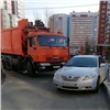 «Дайте проехать мусоровозу!»: неправильно припаркованные авто красноярцев мешают вывозу отходов