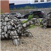 В Железнодорожном районе дворы украсили необычными скульптурами черепах и медвежьей семьи