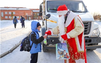 «Экологичный Новый год»: Дед Мороз и Снегурочка от «Красноярской рециклинговой компании» вручили детям подарки