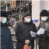 Красноярские чиновники и полицейские снова начали ловить антимасочников в ТРЦ и общепите (видео)