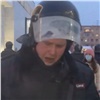 В Красноярске ищут участника митинга, который брызнул полицейскому в лицо из перцового баллончика (видео)