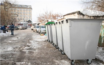 «Не разовая акция, а плановая работа»: левобережный регоператор меняет старые мусорные баки в Красноярске