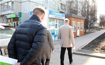 «Первый день тут работаю, ничего не знаю!»: в Красноярске левобережный регоператор и городовые провели рейд по торговым точкам