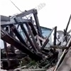 В Канске обрушилась стена заброшенного здания. Пострадали машина и постройки во дворе соседнего дома (видео)