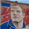 На фасаде дома в центре Красноярска появился портрет Ивана Ярыгина