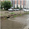 В Красноярске двор дома на Абытаевской заливает после каждого дождя. Власти решили построить новый водоотвод