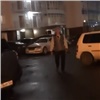 На Ярыгинской набережной в Красноярске мужчина напал с ножом на подростка (видео)