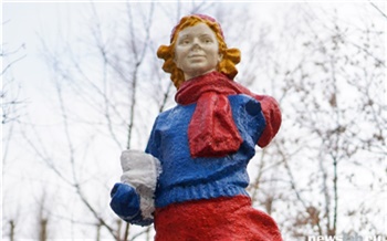 Гигантские мухоморы, Посейдон и искалеченная пионерка: самые пугающие скульптуры дворов Красноярска