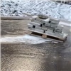 Улицу Караульная залило зловонным кипятком из-за засора канализации (видео)