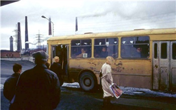 Компостеры, хитрые водители и замерзающие «Икарусы»: как ходили красноярские автобусы в советское время