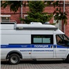 В Красноярске неадекватный семейный дебошир ранил ножом врача и полицейских (видео)
