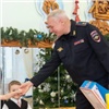 Главный полицейский Красноярского края подарил двум детдомовцам самокат и конструктор (видео)