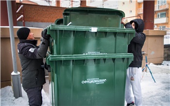 «Полезные подарки на Новый год»: левобережный регоператор вручил ТСЖ новые баки для мусора