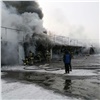 Пожар на складе игрушек в Красноярске удалось локализовать. Есть угроза обрушения (видео)