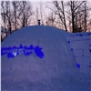Красноярец построил снежный дом на Татышеве и заселился в него, чтобы болеть за Олимпийскую сборную России (видео)