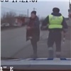 В Красноярске полицейские остановили движение на оживленной улице и помогли испуганной собаке перейти дорогу (видео)