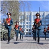 В честь 77-й годовщины Великой Победы над площадью у городских часов подняли флаг Красноярска