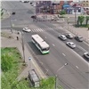 В Красноярске мужчина в одних трусах бегал по дороге и пытался залезть в машины (видео)