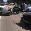 Под Красноярском не уступивший дорогу водитель устроил аварию и перевернулся