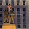 «Я устал, я заслужил отгул»: в Норильске пьяный полуголый мужчина забрался на памятник в центре (видео)