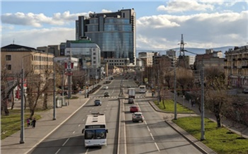 «Непобежденные пробки, дефицит разворотов и пешеходы-короли»: как сейчас выглядит отремонтированная улица Маерчака в Красноярске