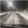 Скользкие дороги на окраинах Красноярска подсыпали солью (видео)