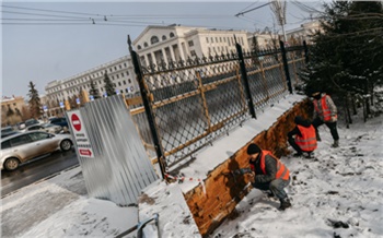 «Не просто сохранить, но и создать»: в Центральном парке Красноярска начали реставрацию исторической ограды