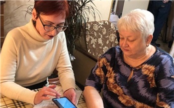«Помогать пожилым людям, а не сидеть с бумажками»: как IT-технологии изменили будни красноярских соцработников