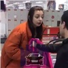 В Красноярске неадекватная женщина устроила скандал в торговом центре (видео)
