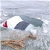 На Красноярском водохранилище под лед провалился автомобиль