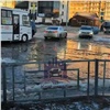 В Красноярске затопило проезжую часть на нескольких улицах (видео)