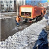 «Воды больше, чем смогли принять»: в Красноярске дорожники продолжают откачивать талую воду с улиц и прочищать ливневки (видео)
