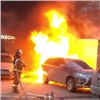 Три автомобиля сгорели во дворе жилого дома в Красноярске (видео)