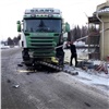 В Красноярском крае водитель грузовика уснул за рулем и снес открытый шлагбаум железнодорожного переезда