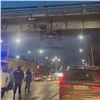«Грыз троллейбусные провода»: полицейские сняли с виадука неадекватного красноярца (видео)