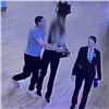 Неадекватный мужчина с ножом напал на сотрудницу аэропорта в Красноярске (видео)