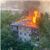 В пятиэтажке на Маяковского в Красноярске полыхает крыша (видео)