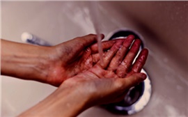 «Ржавая и холодная»: красноярцы жалуются на проблемы с водой после включения отопления 