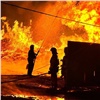 В Красноярском крае тушат масштабный пожар на складе палет 